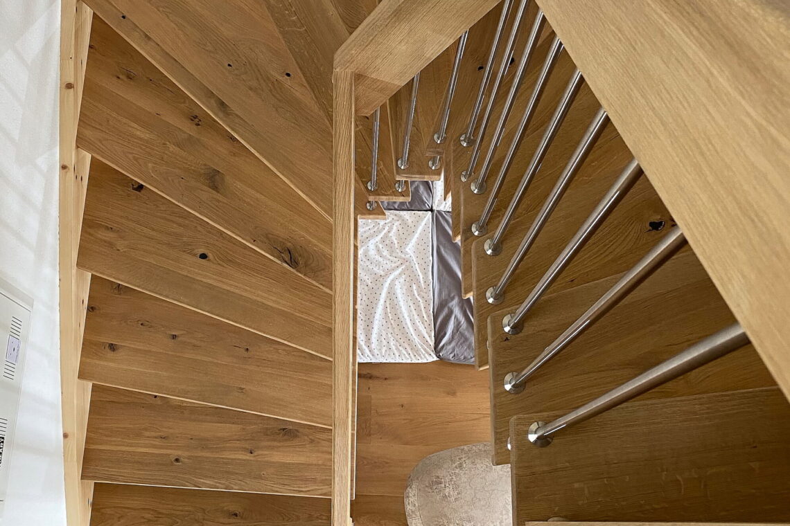 Geländertragende Treppe